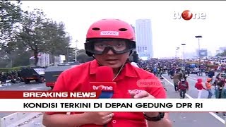 Laporan Langsung Reporter tvOne dari Tengah Demonstrasi Gunakan Helm dan Google