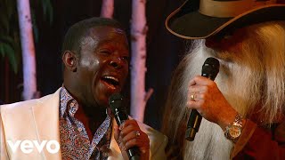 Gaither Vocal Band, The Oak Ridge Boys, The Gatlin Brothers - Jesus Loves Me (Live)