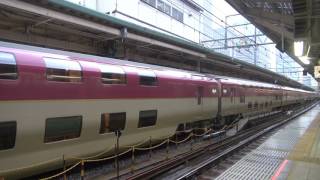 ２８５系サンライズエクスプレス回送列車　雨の東京駅を発車