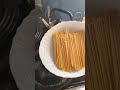 沸騰した湯にパスタを入れる‼️ パスタ 食事 料理 夏