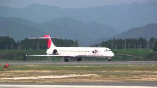 2009.静岡空港　JAL機MD-90出発