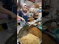 Akak ni jual nasi goreng dengan mee goreng murah betul