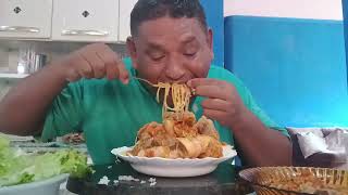 Homem Guloso Fazendo a Festa Preparando Carne de Porco Ao Molho Uma Delicia de Comida Altura do Prat