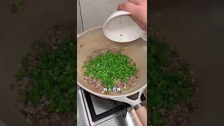 肉末豆角拌麵原來這麼簡單，每一根麵條都包滿了醬汁，真的巨好吃#情侣#美食