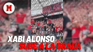 Xabi Alonso se desata en la celebración del Leverkusen: ¡sube a la grada con el trofeo! I MARCA