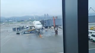 台北松山機場候機室10:35分拍攝一架立榮航空B78811班次台北松山機場飛往金門尚義機場的A321-211型飛機編號B-16225噴射客機我們在9號開始登機