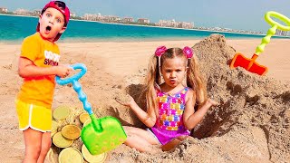 डीयेना और रोमा समुद्र तट पर पापा के साथ खेलते हैं