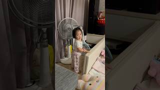 女兒小莫［育兒日常］妹妹拿起電蚊拍，學爸爸要打蚊子。1y4m1d