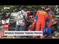 Kecelakaan Terekam Kamera Pengawas: Minibus Ringsek Tabrak Pohon