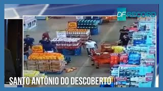 Homem joga carrinho de compras em mulher dentro de supermercado em Goiás