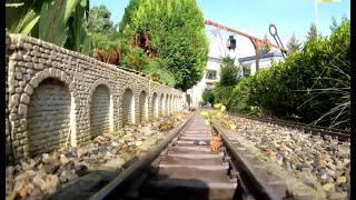 Gartenbahn fährt die obere Runde, Führerstandsmitfahrt