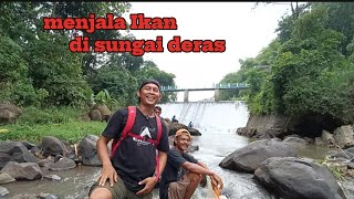 menjala Ikan di sungai besar