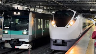 【E233系１編成  NN出場回送（車体保全）】松戸駅2番線停車中にE233系2000番台ﾏﾄ1編成（トップナンバー）の回送電車と通過するE657系が並ぶシーン（回9535M）2025.2.6