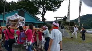 5726三芳村山名の祭：八雲神社の子供神輿の宮出し！大雨の中元気よく渡御。H28ymn10