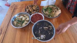 退潮后大螺上岸觅食，被渔妹捡到回家做成美味，真是极品啊