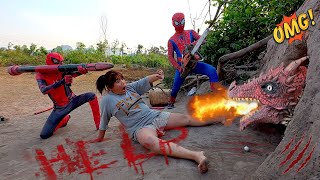 2 brave Spider-Man used chainsaw to confront 2 ferocious fire dragons that attacked the girl