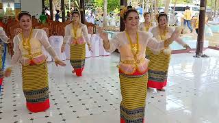 ชมรมสุขภาพดีจอมบึงฟ้อนศิลามณีงานเปิดป้ายอาคารวัดหินกอง