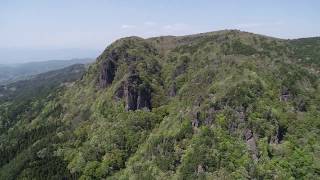 新緑の霊山の空撮