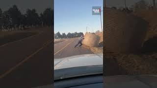 State trooper lifts massive hay bale off road with sheer force 🦵👮‍♂️