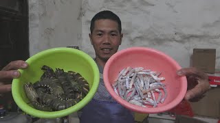 小池用两种名贵的食材煮海鲜粥，小孩吃营养好，每人一盆吃开心