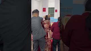 小时候不明白结婚这是喜事父母为什么要哭，女儿出嫁还是可以回来的，现在才明白父母哭的是不舍，舍不得让孩子去受生活的苦，出嫁那天妈妈哭了，不仅仅是不舍，而是她知道人间疾苦，不忍让我经历……