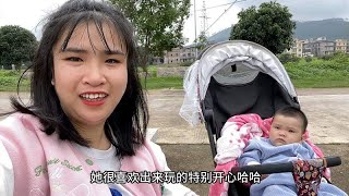 老公外出打工，远嫁媳妇独自在家带闺女，相依为命的日子让人心疼