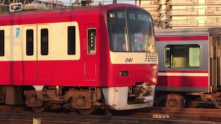 京急線下り回送1000形041～048が、車線変更をして金沢八景駅方面へと走行中！金沢八景駅上り3番線ホームを発車した、上り快特青砥行き1000形104～097が、警笛とジョイント音を鳴らして走行中！