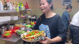 青妹妹拉一车海鲜过来看秋子，小丘亲自下厨做大餐