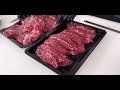 板腱牛排，有“牡蛎肉”之称，还有两个更幽默的名字——“赛眼肉”和“一根筋”。它是牛肩胛骨后面的一块肉，因这个部位的肉不经常活动，所以肉质细嫩，密布油花。