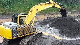 excavator working || Heavy equipment operators work to dredge sand and pile it up