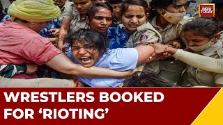 Protestors Clash With Cops | Wrestlers Vinesh Phogat Sakshi Malik & Bajrang Punia Booked For Rioting
