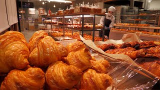 A very popular bakery with 160 different freshly baked breads on offer!