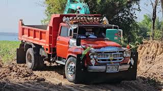 ชื่อทีมงานนี้สุดยอด แปดแสนดินด่วน Excavator loading Truck