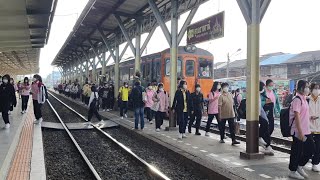 สถานีศรีสะเกษคึกคัก รถนักเรียน 2ขบวนมาเจอกัน รถท้องถิ่น 425หลีก 428 local train 425 \u0026 428 at Sisaket