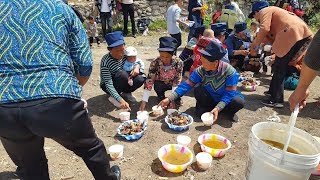 【彝族风俗】大凉山彝族宴请，没有桌椅板凳，两大盆“牛肉”坐地上吃