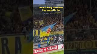 Eintracht Braunschweig vs. Hertha BSC Berlin Mannschaft feiert Sieg DFB Pokal