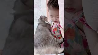 养了四年的猫超级黏我女儿 #粘人猫 #猫为什么对小孩这么好 #猫咪带娃 #猫和孩子 #baby #funny #cute #cat #funnyvideo #funnycat #bbee