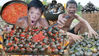 Survival in the rainforest - Primitive cooking snail for dinder eating delicious