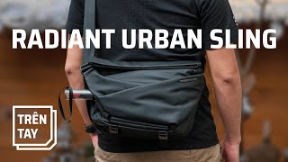 Trên tay túi đeo chéo siêu nhỏ gọn Radiant Urban Sling