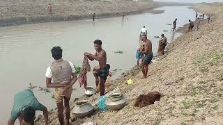 ক্যানেলে ঝাকি জাল দিয়ে মাছ ধরার অনেক সুন্দর একটি মুহূর্ত।