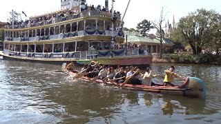 東京ディズニーランドのトムソーヤ島に向かういかだから見たアメリカ河を航行する蒸気船マークトウェイン号やビーバーブラザーズのカヌー