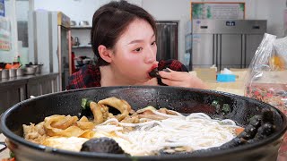 [ENG SUB]Xishuangbanna's Black-Bone Chicken Rice Noodles Cost Only 12RMB for a Big Bowl! 【张喜喜】