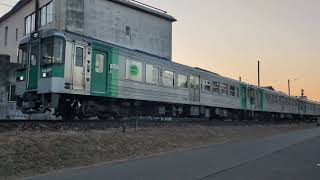 ゆっくりと速度上げながら通過する1200型気動車、鳴門行き。