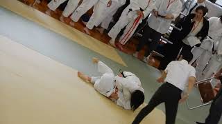 female judo newaza in Japan（大学女子柔道、寝技が決まる様子）