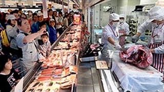 札幌で完全養殖マグロの解体ショー　豪快な包丁さばきに拍手