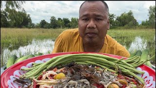 ส้มตำ อีปูนาไต่ กุ้งฝอยคุ้ยคำใหญ่ๆกับบรรยากาศน้ำท่วมข้าว | อิแอบแซบ