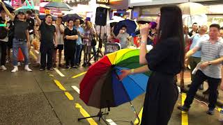 海闊天空「街頭女皇*傾盆大雨*逾百人默默陪伴*風雨不改。」(2018-06-24）香港街頭藝人及唱作音樂人彭梓嘉老師