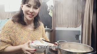 女司机冒雨来到西安，没想到大城市停车和接水更难，真是折腾人啊