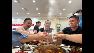 麻辣火锅冰啤酒敞开吃随便喝，好友相聚大口吃肉大口喝酒，美滋滋