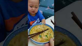 为了想吃大碗，这小家伙竟然说小碗的不好吃😂 #干饭人 #人类幼崽到底有多可爱